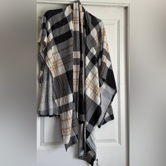 LuLaRoe Tops - LuLaRoe Black, White & Tan Plaid kaftan wrap